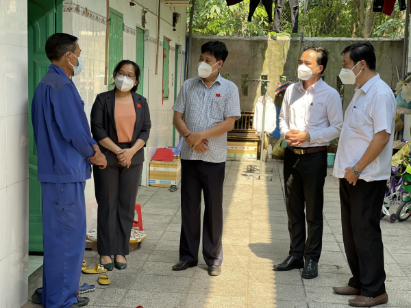 Đoàn giám sát HĐND tỉnh Bình Dương thăm hỏi người ở trọ về việc được hỗ trợ các gói chính sách trong những ngày cao điểm dịch bệnh Covid-19 tại phường Hòa Lợi, thị xã Bến Cát
